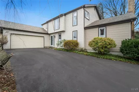 16 Devon Dr, Palmer Township, PA 18045
