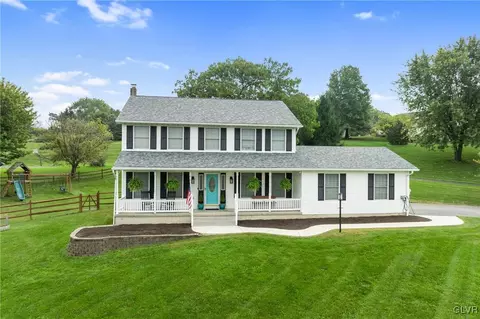 6471 Woodbury Dr, Slatington, PA 18080