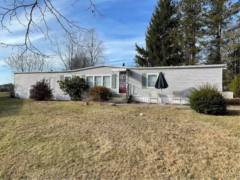 12 Hickory Hills Dr, Bath, PA 18014