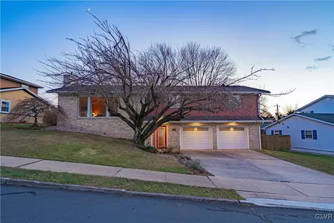 358 Oakwood Dr, Fullerton, PA 18052