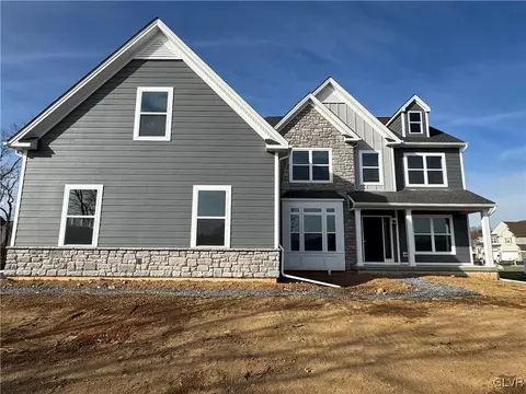 972 Fairway Dr #33, Forks Twp, PA 18040