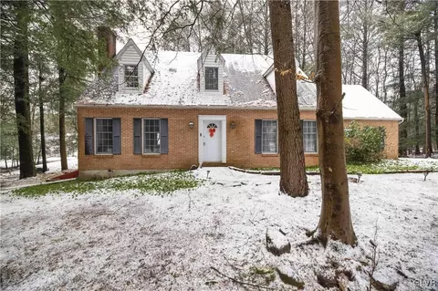 3158 Hemlock Hill Rd, Pocono Pines, PA 18350