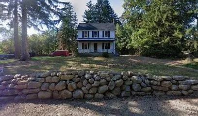372 Lake Minsi Dr, Bangor, PA 18013
