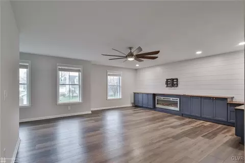 1610 Clauser St, Hellertown, PA 18055 photo 9