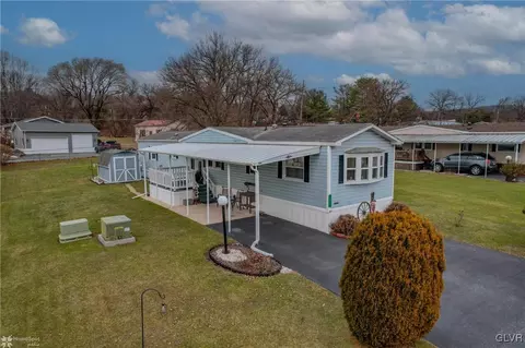 11 Stacey Dr, Walnutport, PA 18088