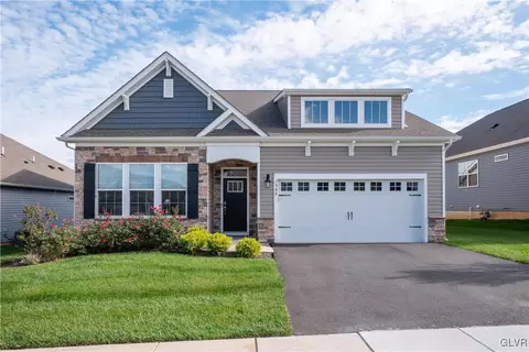 7948 Schaefer Crst, Breinigsville, PA 18031