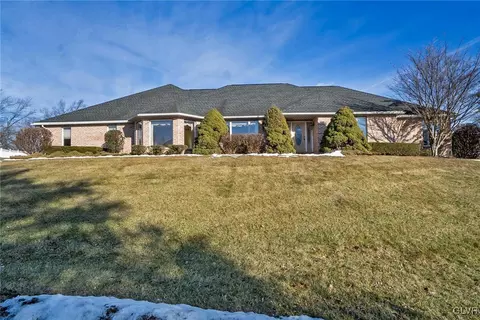 330 Hemlock Ln, Nazareth, PA 18064