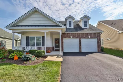 4452 Founders Dr, Saucon Twp, PA 18034