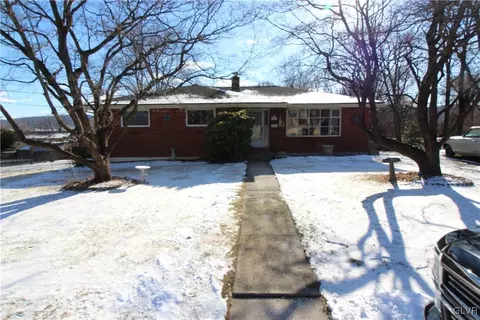 1046 Kossuth St, Freemansburg, PA 18017