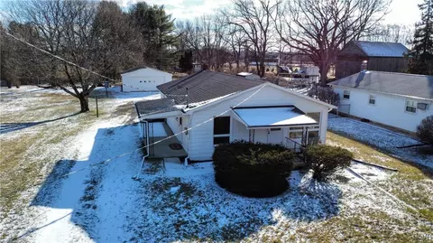 4141 Mountain View Dr, Walnutport, PA 18088