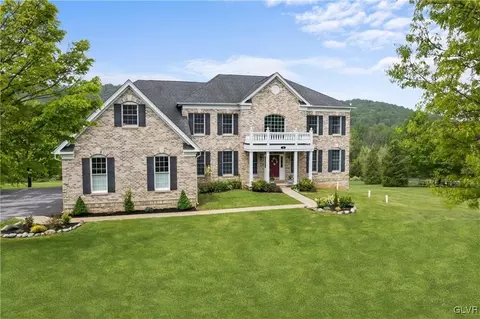40 Hidden Meadow Dr, Williams Twp, PA 18042