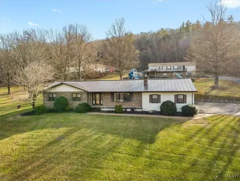 219 Stone Row Dr, Sciota, PA 18354