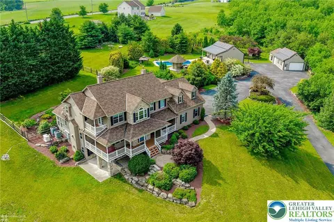 3075 Rockdale Rd, Slatington, PA 18080