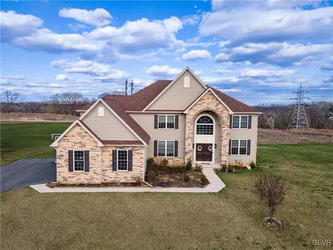 45 Saddle Ln, Palmer Township, PA 18045