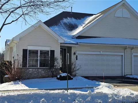 171 Glenmoor Cir N, Palmer Township, PA 18045