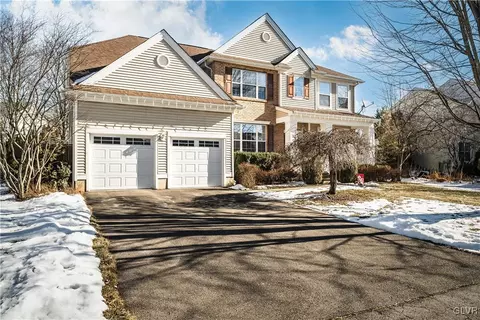 811 Ramblewood Dr, Forks Twp, PA 18040
