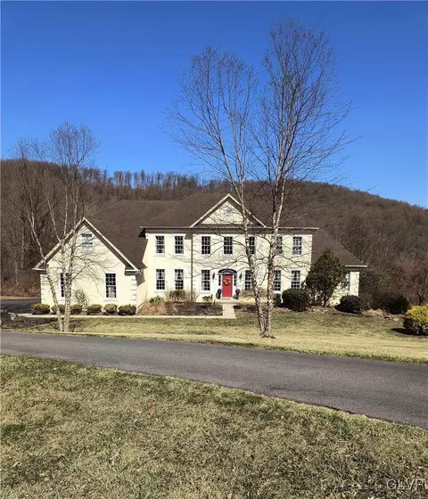 10 Hidden Meadow Dr, Williams Twp, PA 18042