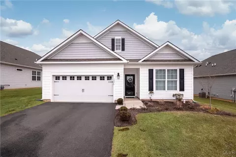 7971 Schaefer Crst, Breinigsville, PA 18031