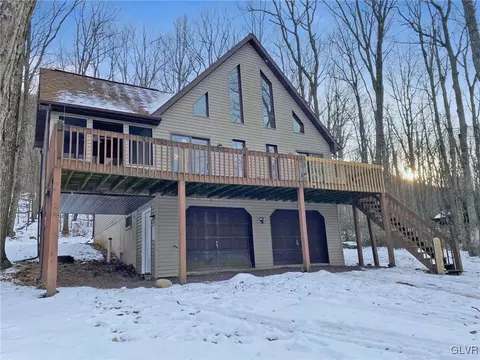 135 Buck Ridge Dr, Beech Mountain Lakes, PA 18222