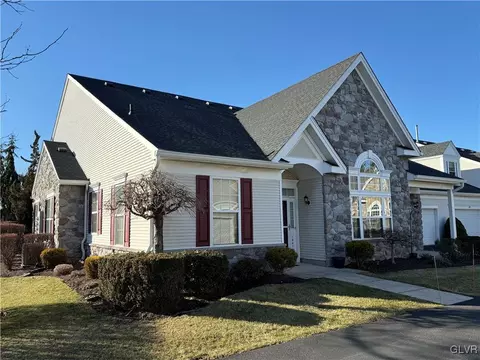1847 Gregory Pl, Hellertown, PA 18055 photo 2