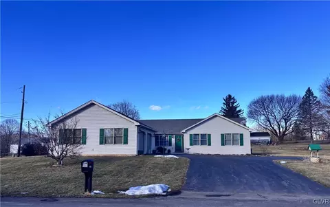 5267 Foxcroft Dr, Schnecksville, PA 18078