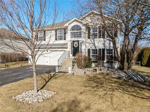 4040 Maria Ln, Bethlehem, PA 18017
