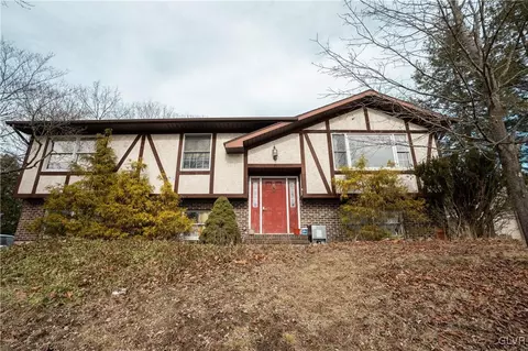 6 Apache Dr, Mount Bethel, PA 18343