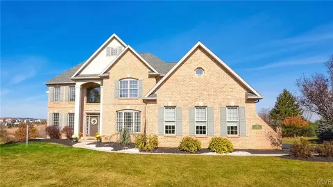 3356 Fairland Dr, Schnecksville, PA 18078