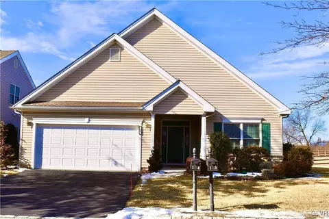 14 Edinburgh Dr, Palmer Township, PA 18045