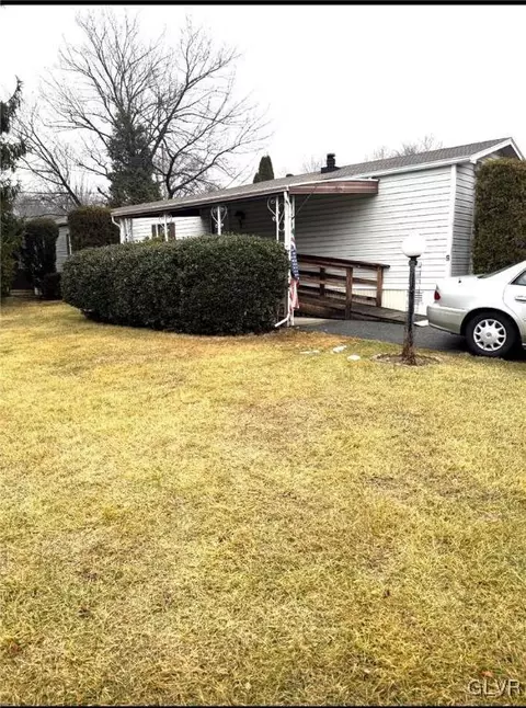 9 Stacey Dr, Walnutport, PA 18088