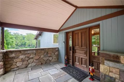 795 S Delaware Dr, Williams Twp, PA 18042