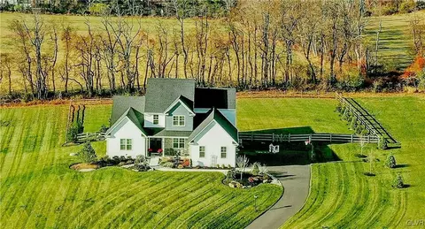 2640 Longridge Dr, Hellertown, PA 18055