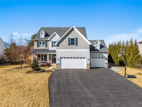 3895 White Barn Ln, Easton, PA 18045