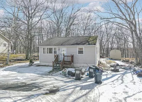 1148 Bluebird Ln, Pocono Mountain Lake Estates, PA 18324