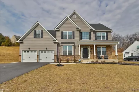 8393 Scenic View Dr, Breinigsville, PA 18031