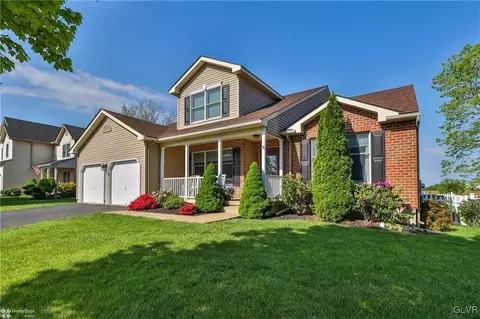 26 Country Side Ct, Palmer Township, PA 18045