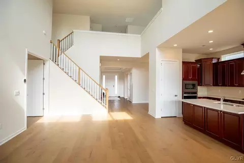 7013 Oak Ln, Bath, PA 18014 photo 5