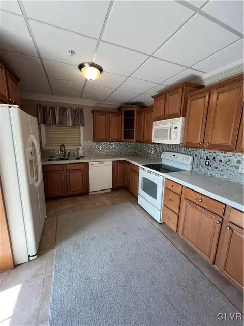252 N Walnut St, Bath, PA 18014 photo 4