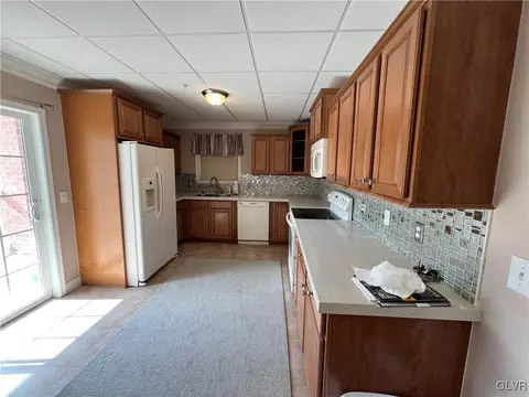 252 N Walnut St, Bath, PA 18014 photo 5