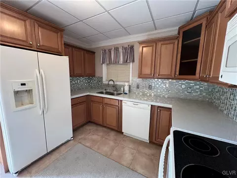 252 N Walnut St, Bath, PA 18014 photo 3