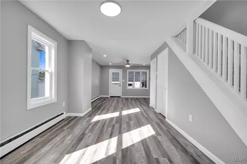 527 Monges St, Hazleton, PA 18201 photo 2