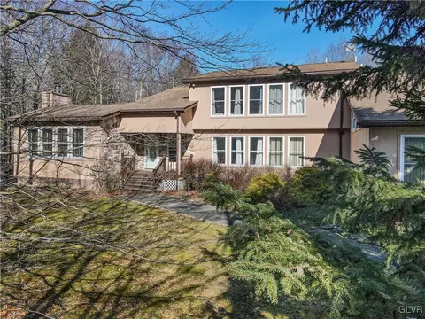 58 Bender Rd, Gouldsboro, PA 18424