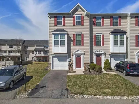 10 White Rose Ln, Palmer Township, PA 18045
