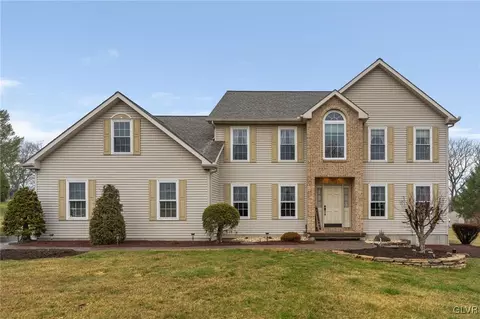 1018 Reinhard Dr, Walnutport, PA 18088