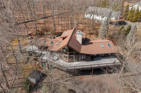 5126 Oakley Ct, Saw Creek, PA 18324