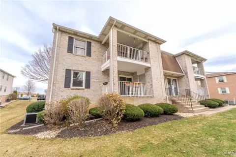 2610 Rolling Green Dr, Macungie, PA 18062