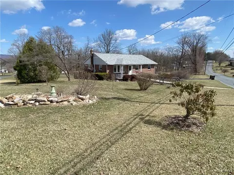 690 Dell Rd, Bath, PA 18014 photo 2