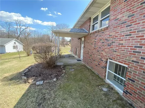 690 Dell Rd, Bath, PA 18014 photo 7