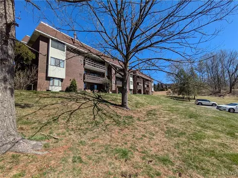 1575 Creekside Rd #A-14, Whitehall, PA 18052