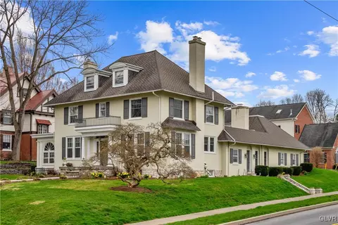206 E Granada Ave, Hershey, PA 17033 photo 2